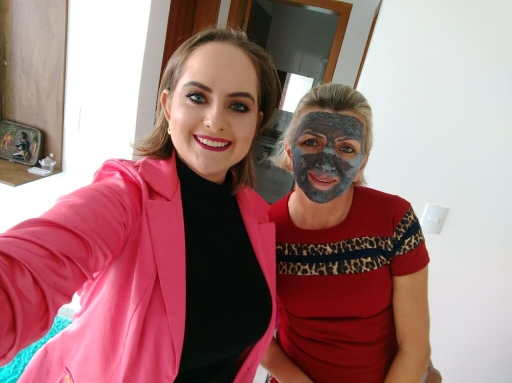A linda Fernanda Andréia Muller, maquiadora e eu usando a máscara poderosa.