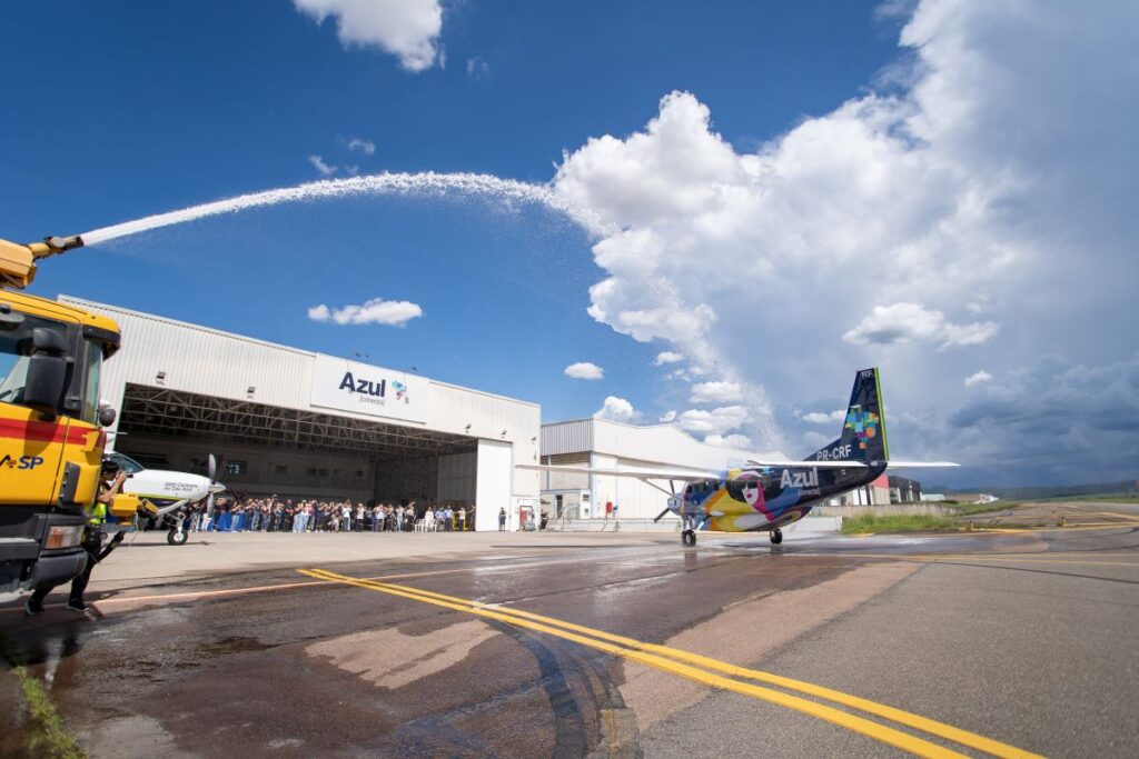 Azul exibe duas aeronaves especiais: o terceiro milésimo Cessna Grand Caravan fabricado no mundo e o avião personalizado inspirado na Rota das Emoções