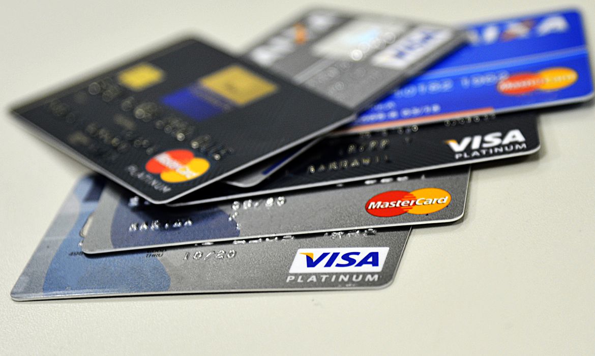 Cartões de crédito em uso no país chegaram a 123 milhões em 2019