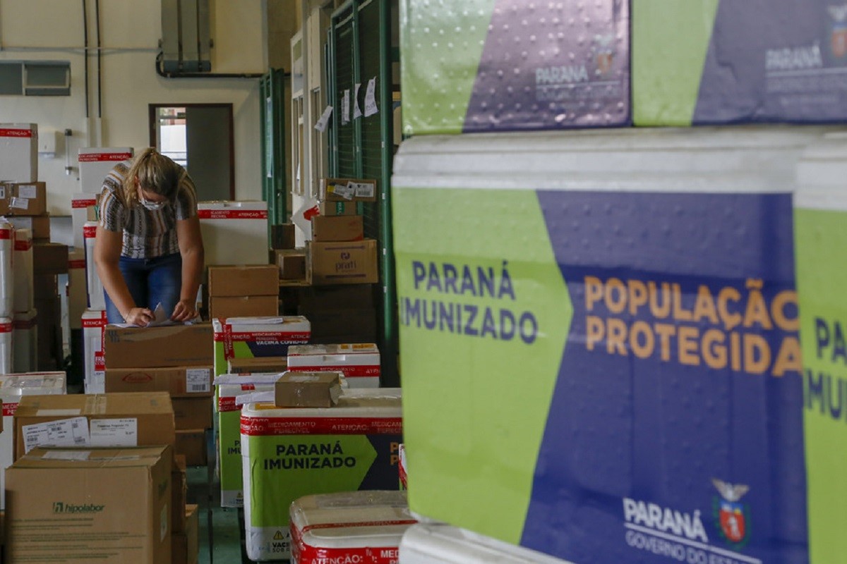 Estado distribui 445.388 vacinas contra a Covid-19 e 49.750 medicamentos para intubação; veja divisão