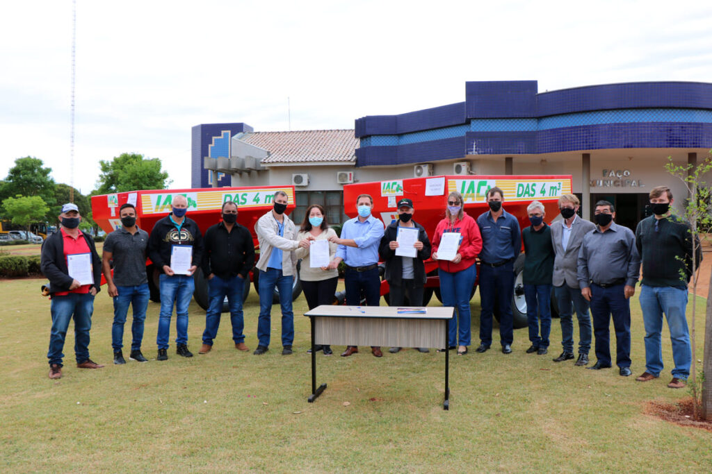 Distribuidores de adubo orgânico são entregues a comunidades rurais de Maripá
