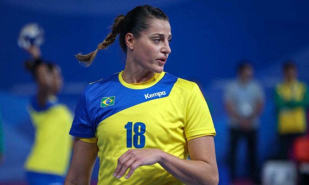 Handebol: brasileira Duda Amorim recebe prêmio de melhor da década