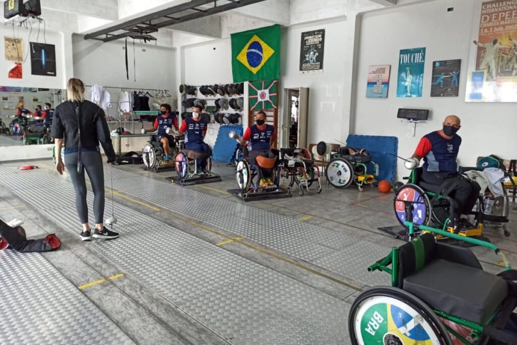 Equipe paranaense de esgrima em cadeira de rodas é referência nacional