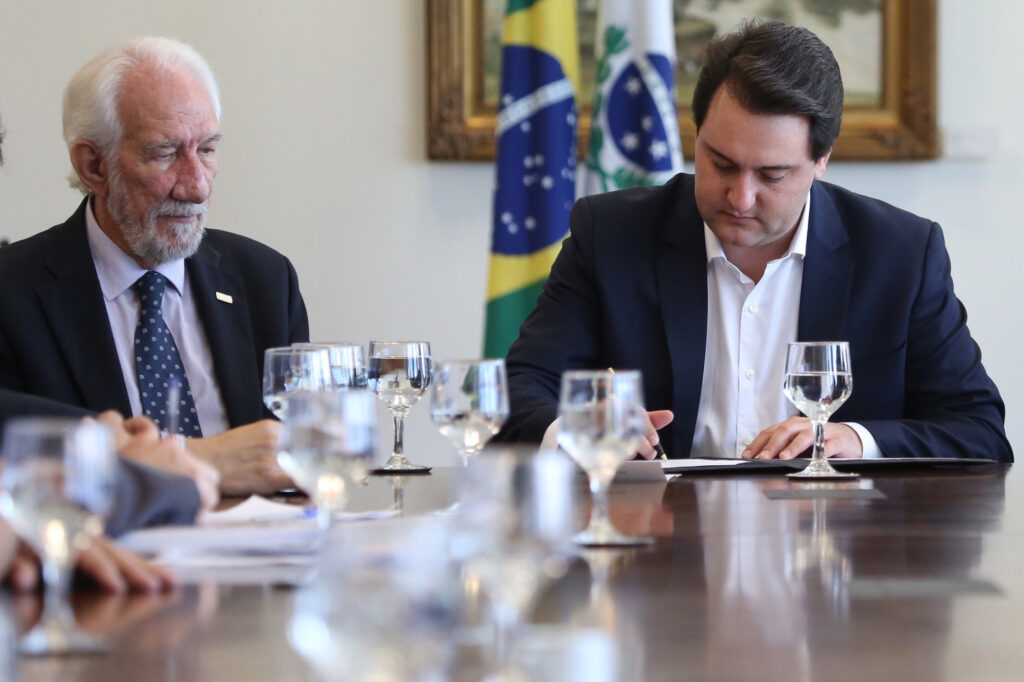 Sancionada lei que congela salários do governador e secretários