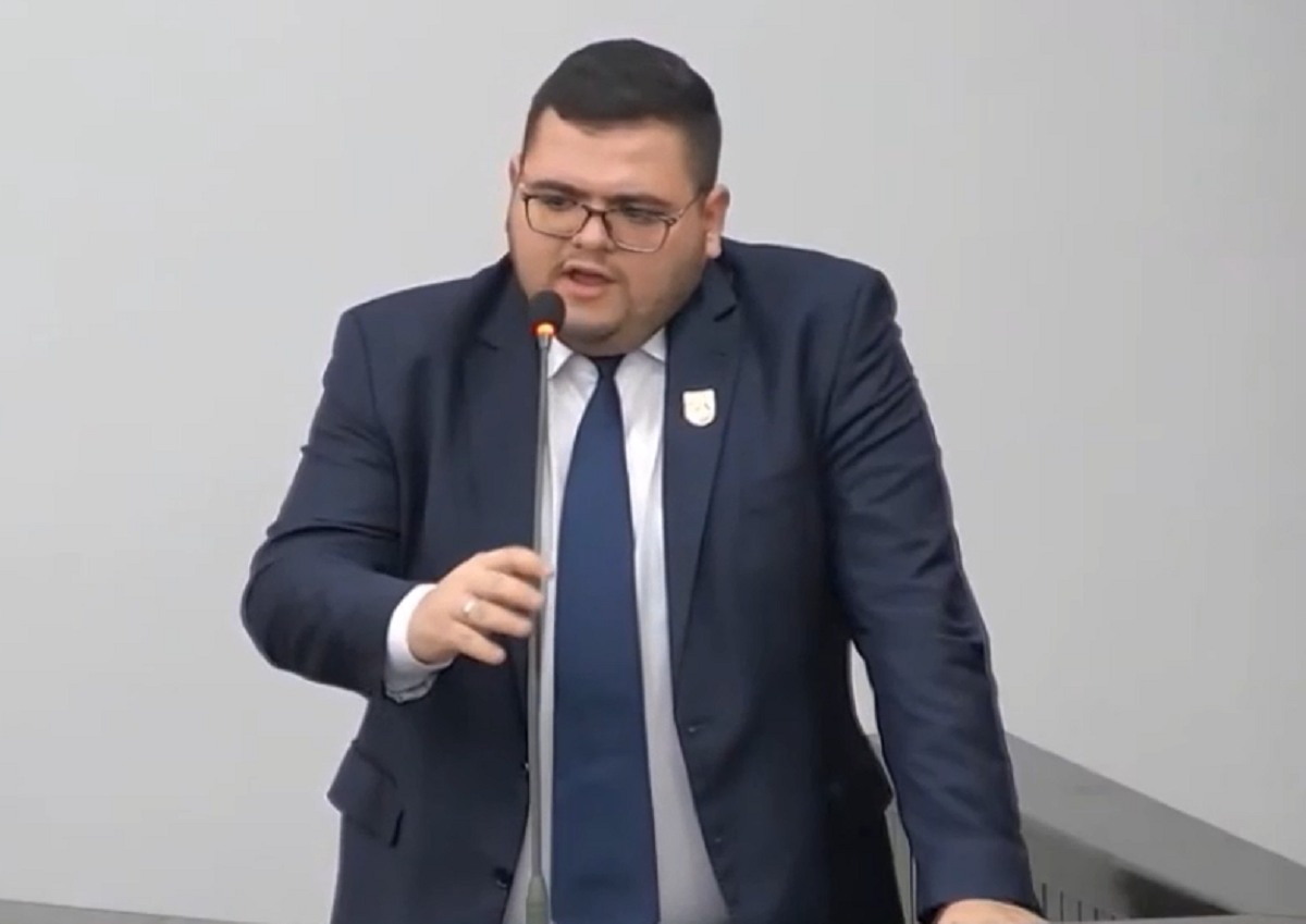 Vereador Gabriel Baierle  rechaça algozes, mostra  documento e diz que  "ninguém vai calar sua voz"