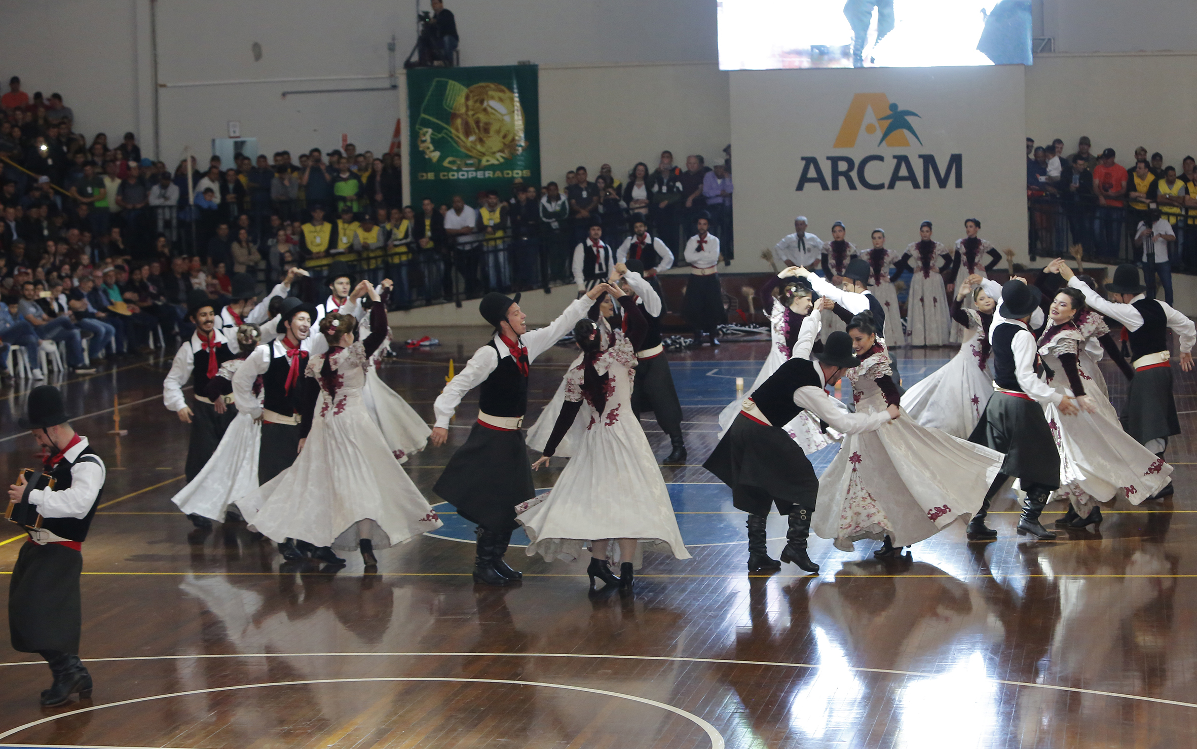 Grupo Os Provincianos, do CTG Rancho da Saudade (RS), encanta o público