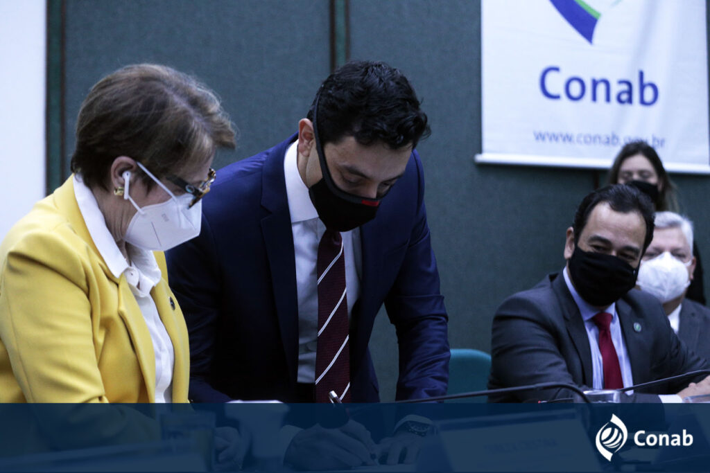 Ministra da Agricultura empossa novo presidente da Conab