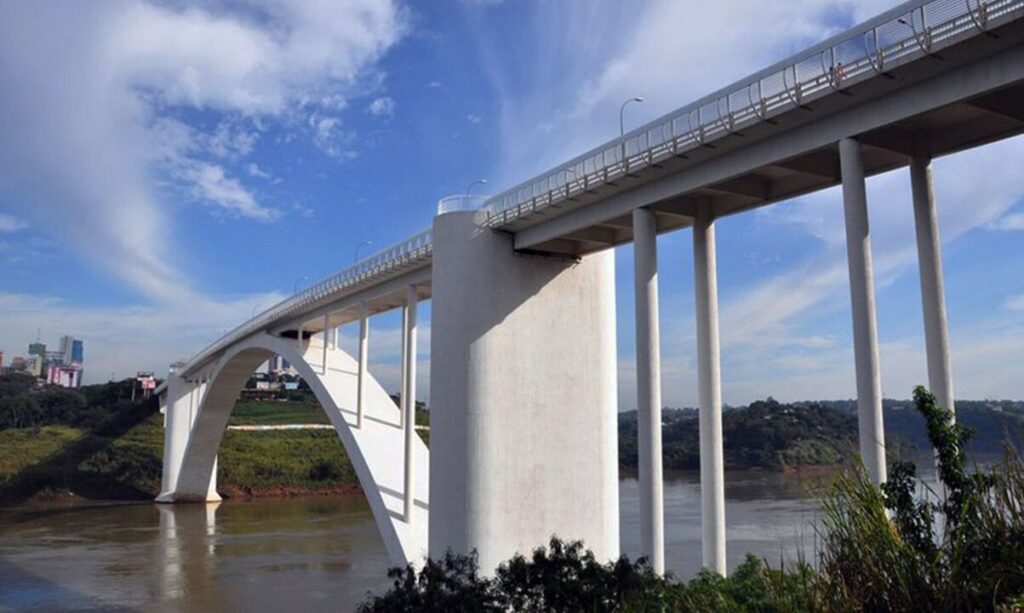 Dia histórico na fronteira: Ponte da Amizade reabre e anima negócios na região