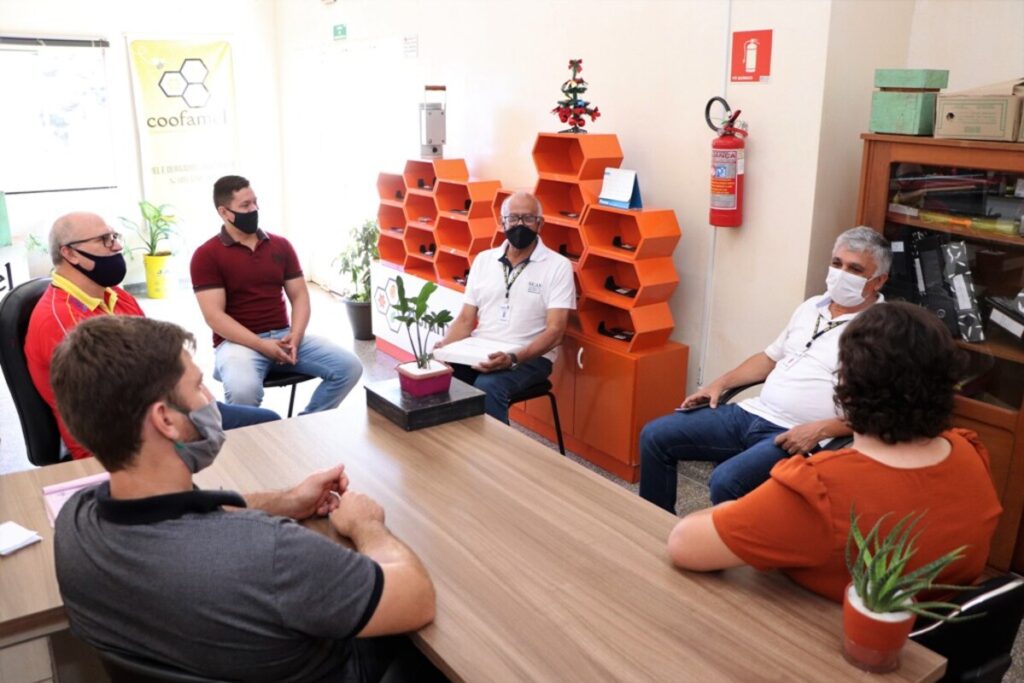 Coofamel e equipe da Seab de Toledo planejam reformas e adequações da cooperativa