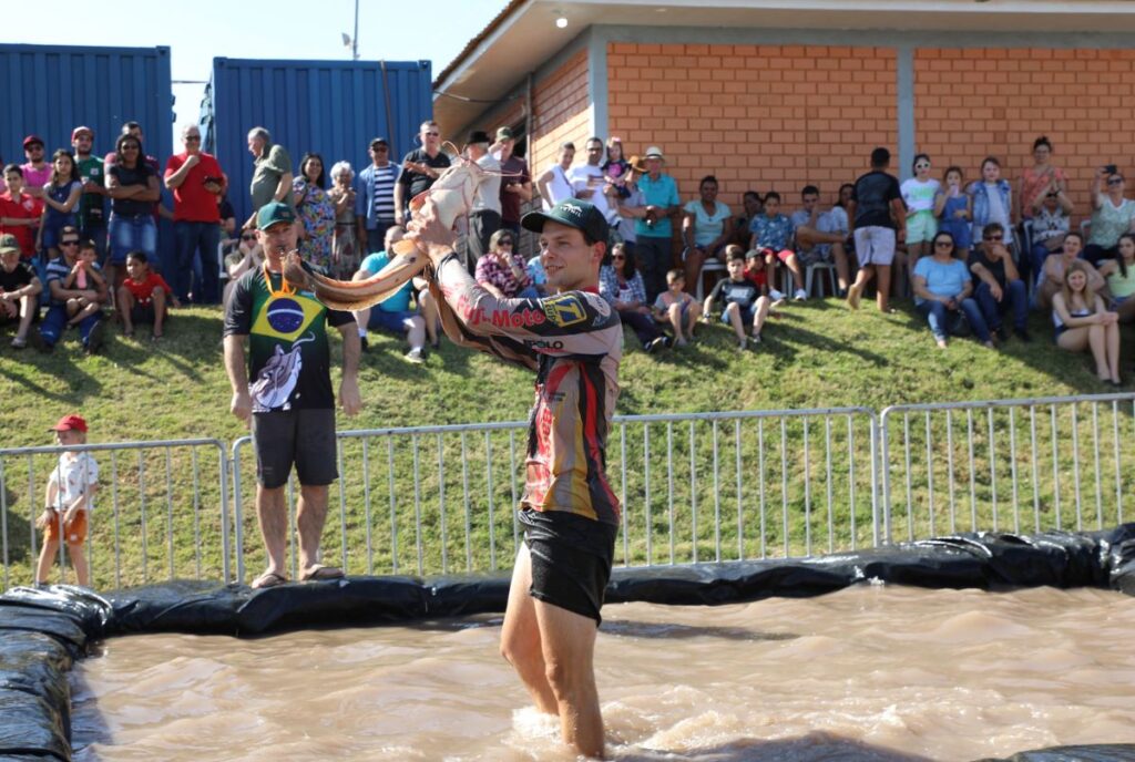 Rodeio do Bagre Ensaboado divertiu visitantes na 22ª Festa das Orquídeas e do Peixe