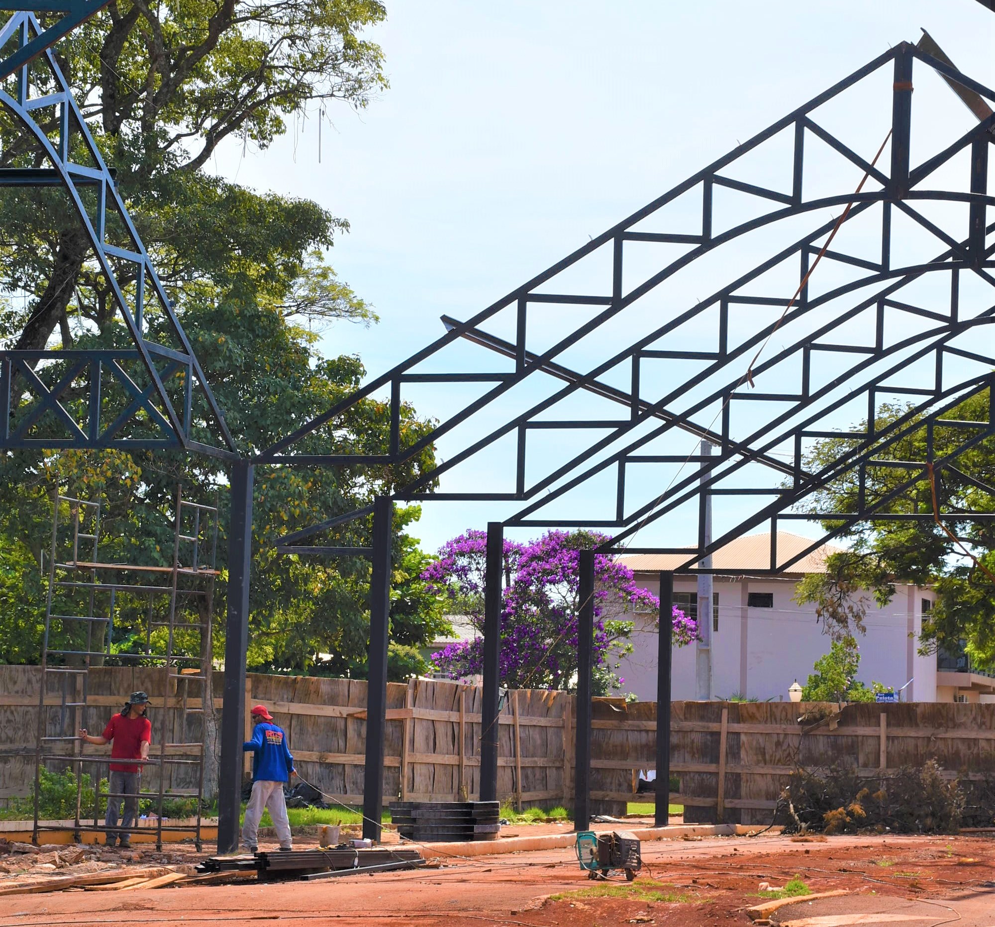 Construção da Rua Coberta  segue com montagem de tesouras