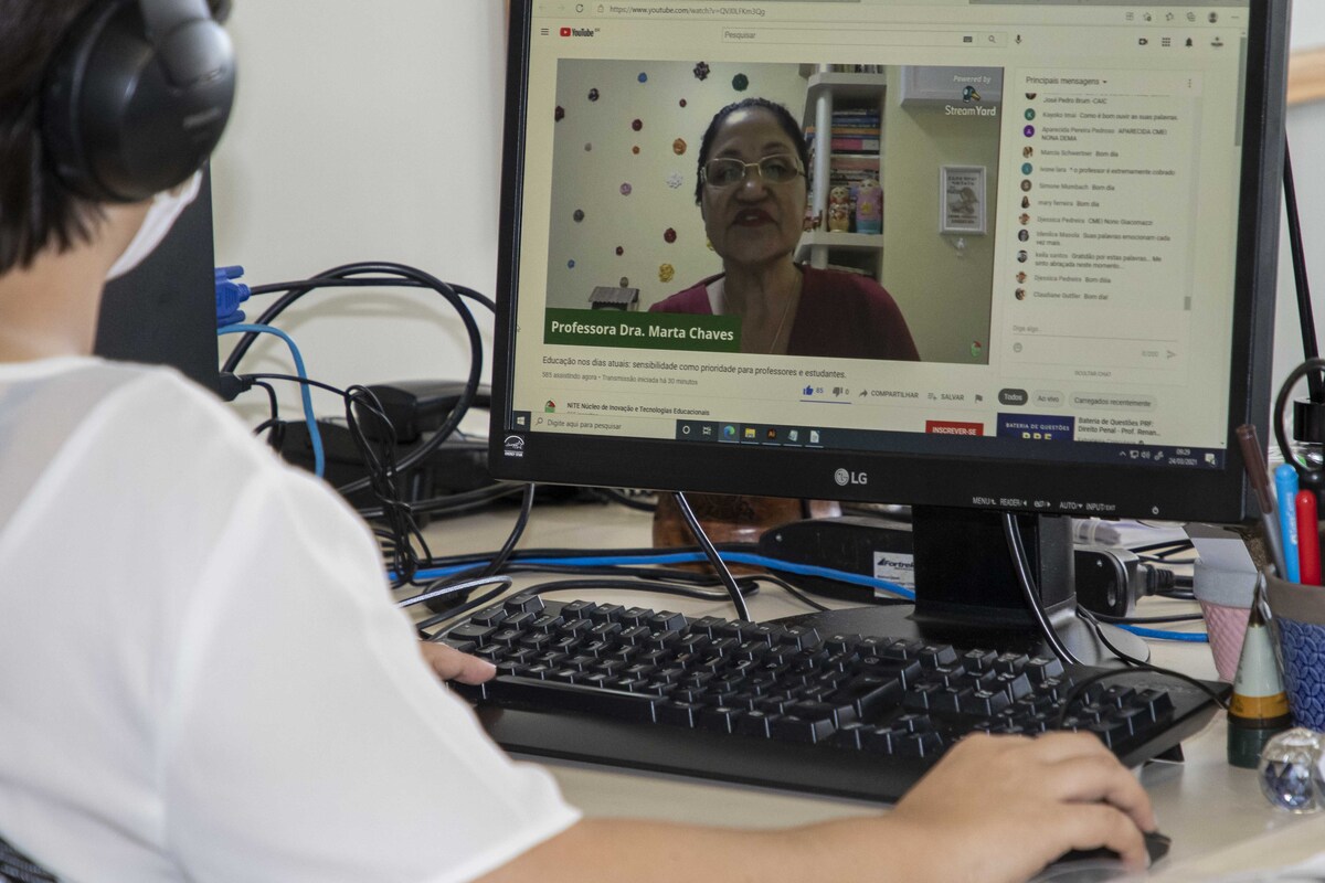 Equipes da SMED participam de formação sobre a educação nos dias atuais