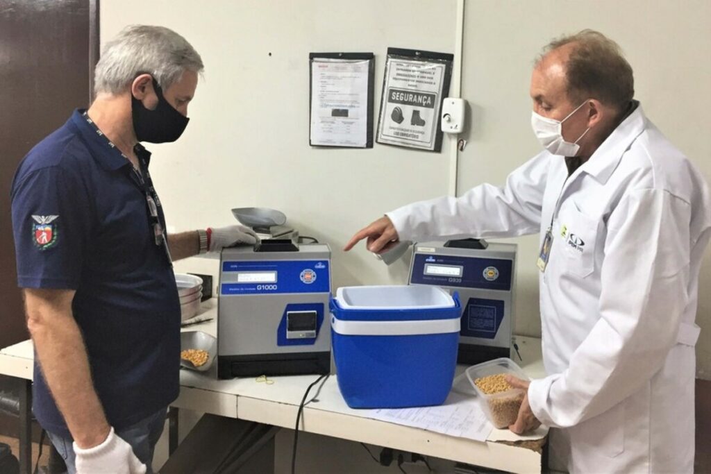 Medidores de umidade de grãos em cooperativas e moinhos do Oeste paranaense são verificados