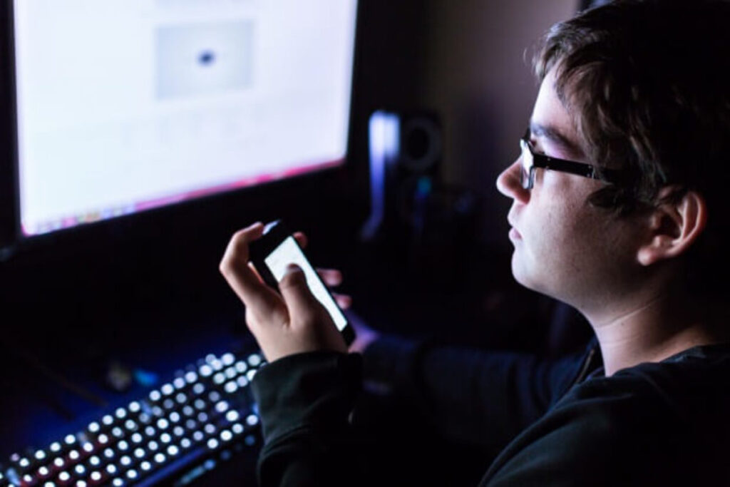 Abandono digital é negligência e pode levar à punição dos pais