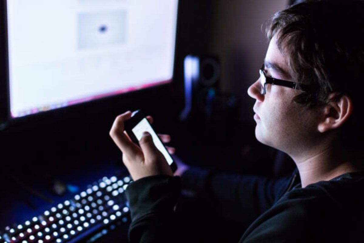 Abandono digital é negligência e pode levar à punição dos pais