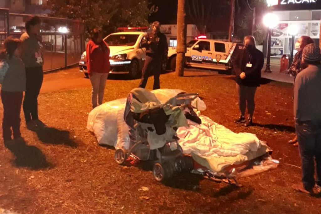 Pessoas em situação de rua foram abordadas durante a noite pela equipe da SMAS