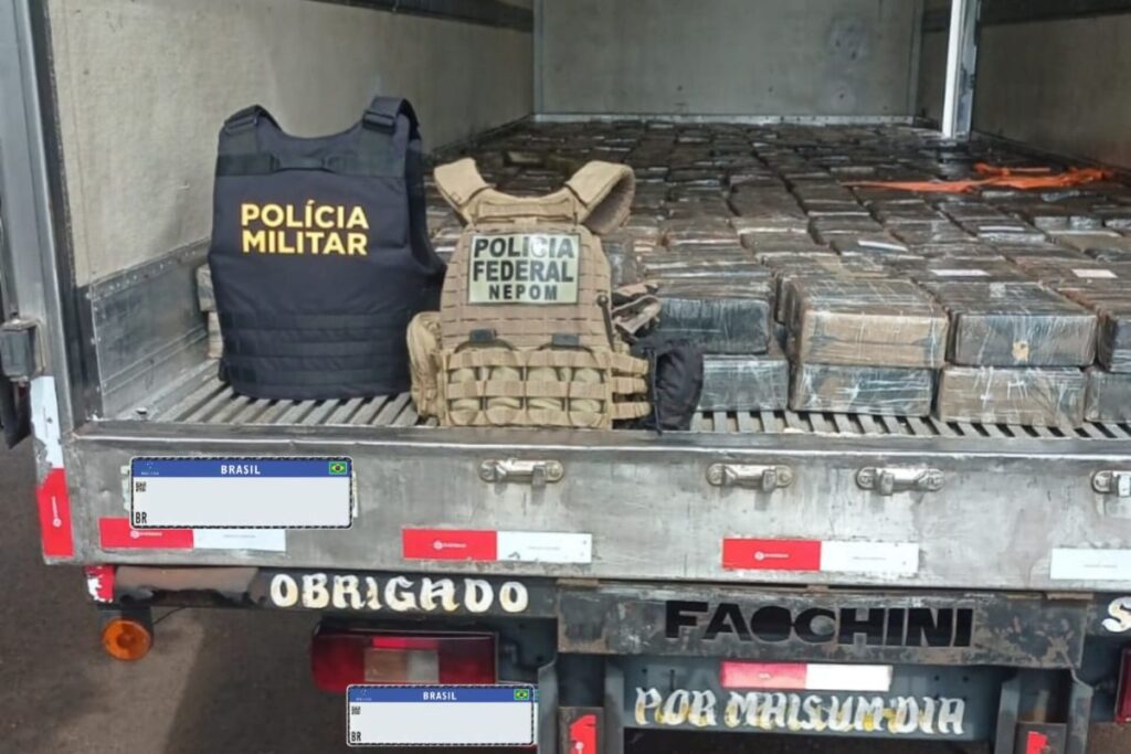 PF e 19º BPM apreendem, em ação conjunta, mais de três toneladas de maconha na região