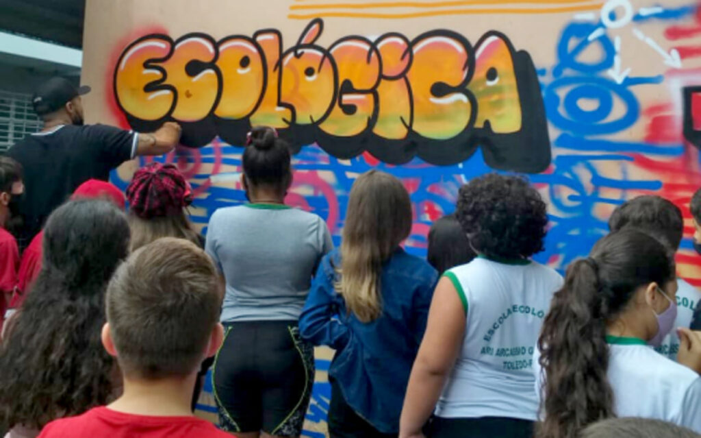Grafitagem e teatro marcam ações do Dia das Crianças na Escola Ecológica