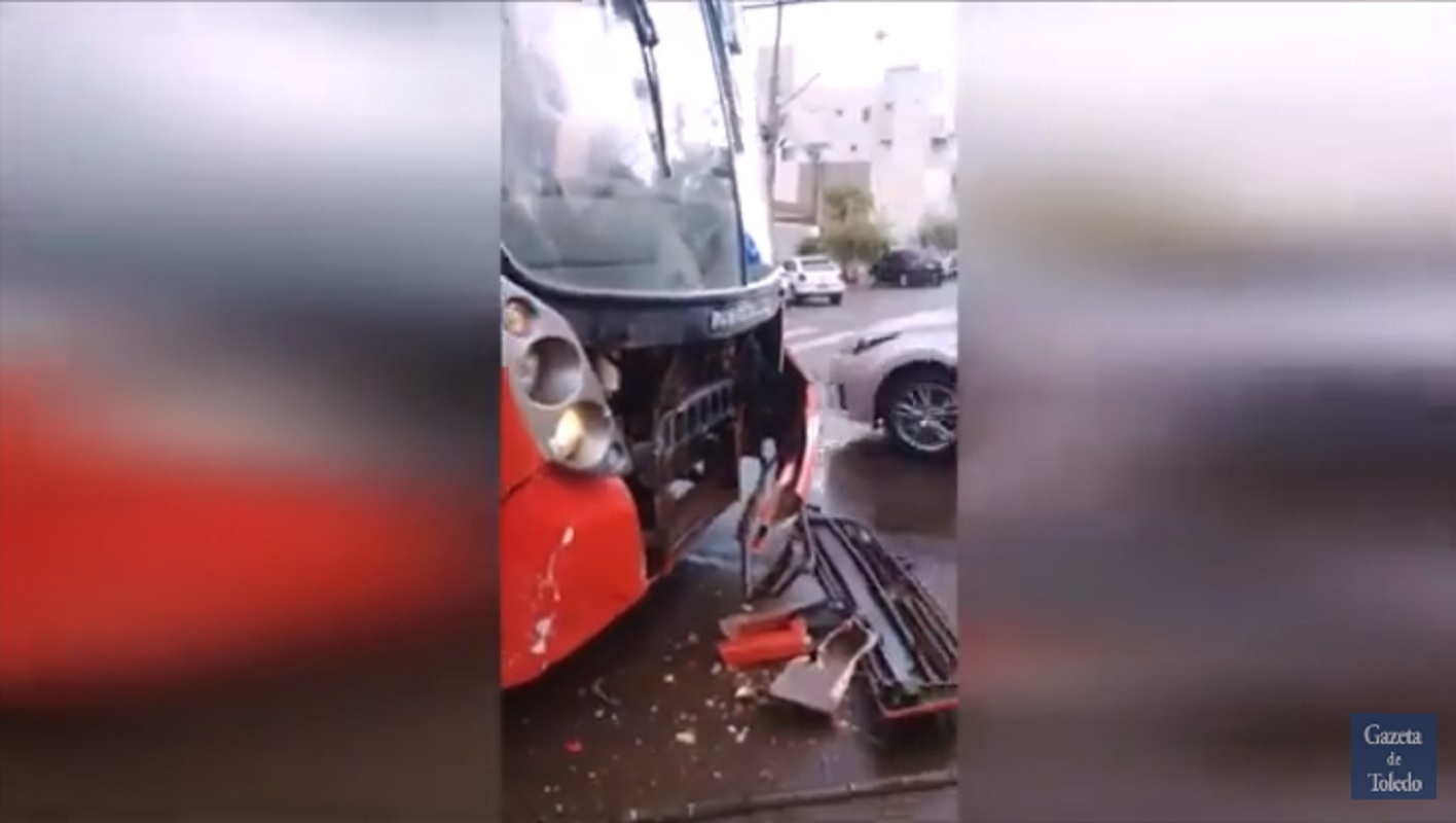 Acidente entre ônibus e carro no centro de Toledo deixa uma idosa ferida