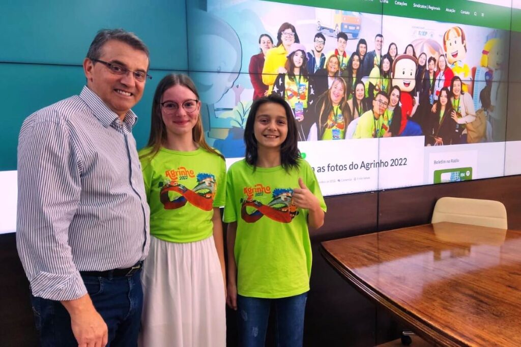 Alunos de Toledo premiados no Concurso Redação Agrinho são recebidos pelo prefeito