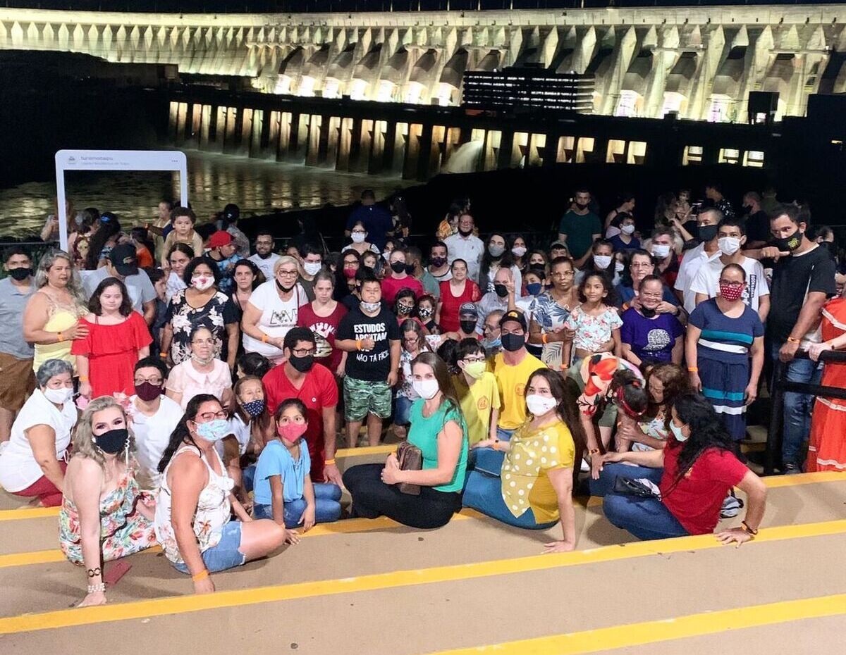 Alunos da APAE participam de edição especial da Itaipu Iluminada