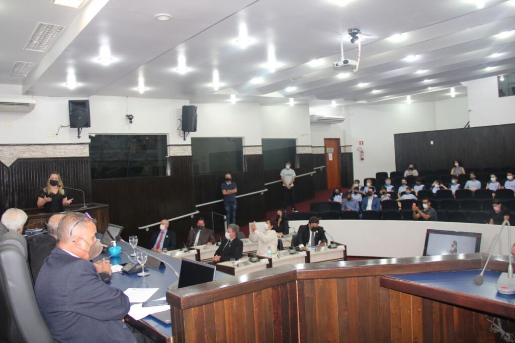 Alunos da Escola Adventista visitam a Câmara de Toledo e agradecem apoio