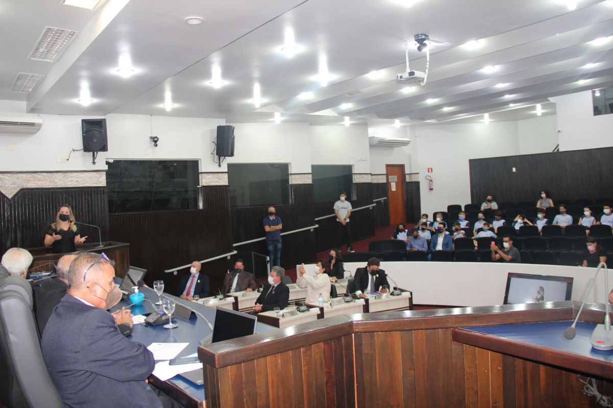 Alunos da Escola Adventista visitam a Câmara de Toledo e agradecem apoio