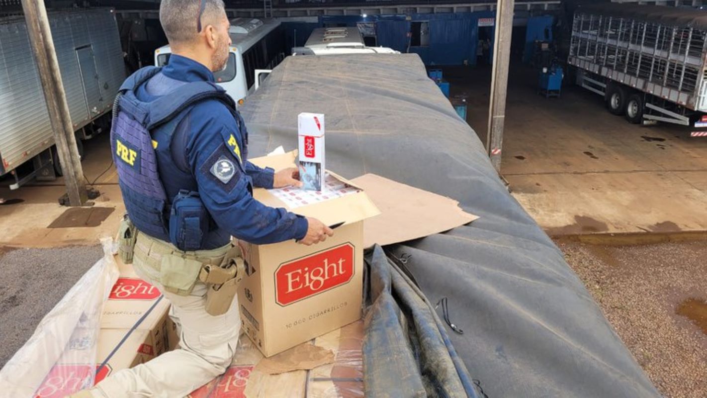 PRF apreende em Toledo carreta carregada de cigarros contrabandeados