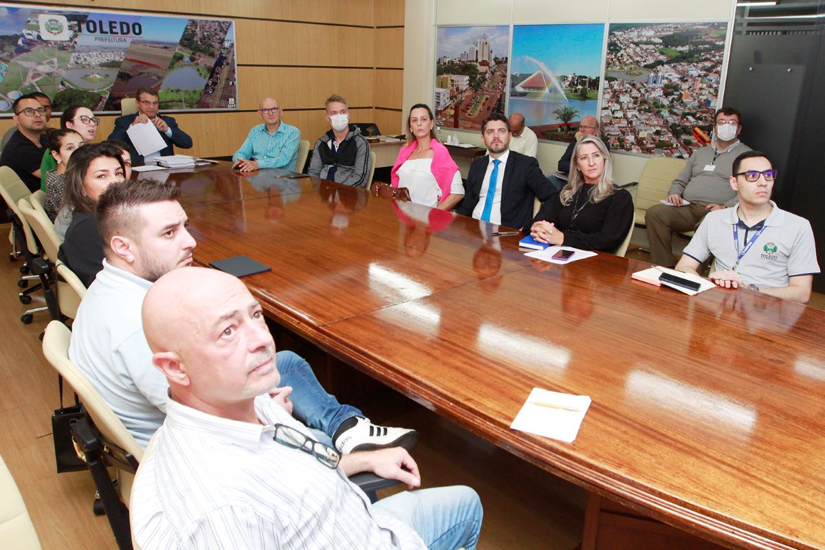 Moradores prestigiam assinatura do contrato de construção de praça no Pancera