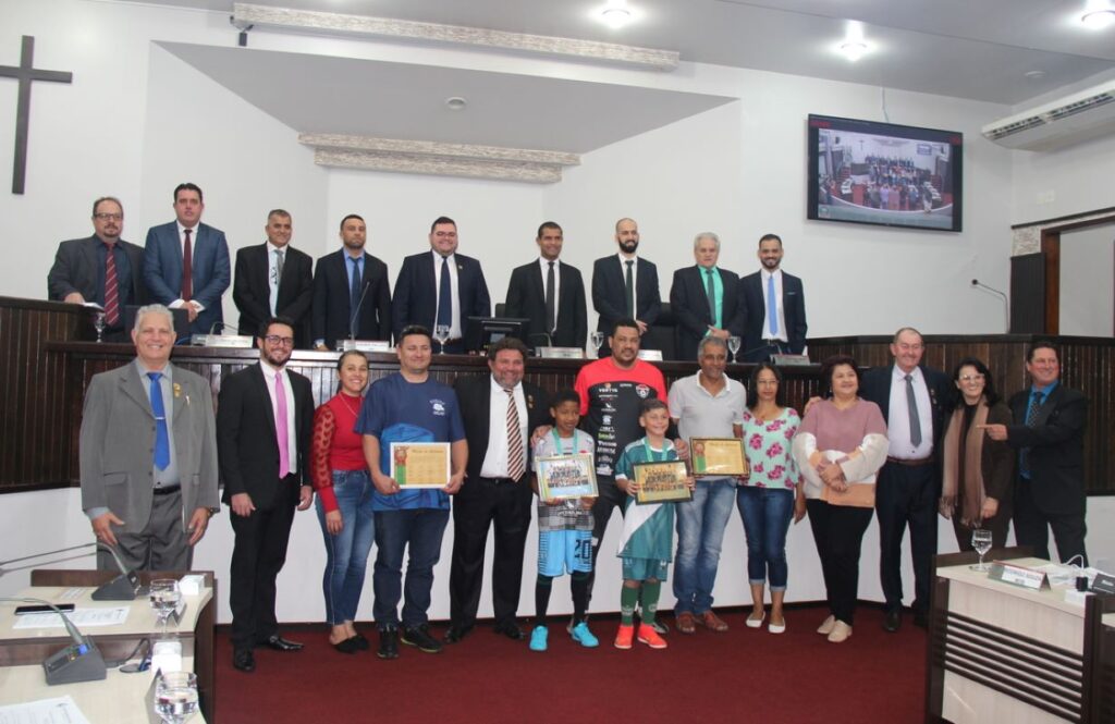 Atletas de futsal recebem moção na Câmara de Toledo como vice-campeões de torneio nacional