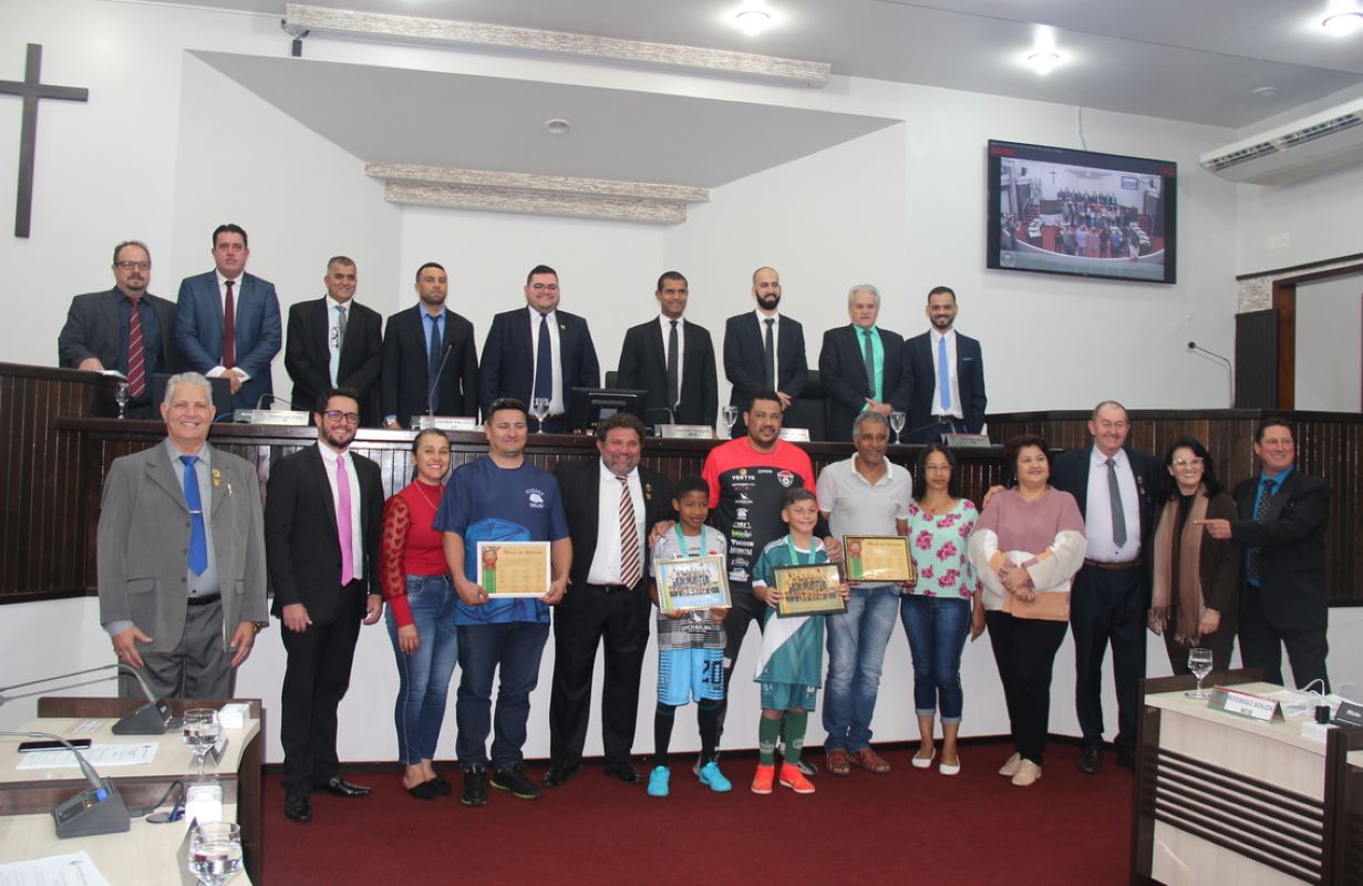 Atletas de futsal recebem moção na Câmara de Toledo como vice-campeões de torneio nacional