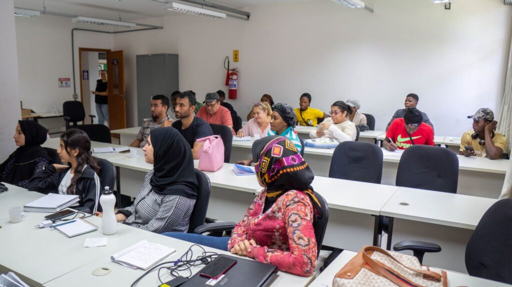 Imigrantes de Toledo iniciam curso de português oferecido por SMDH