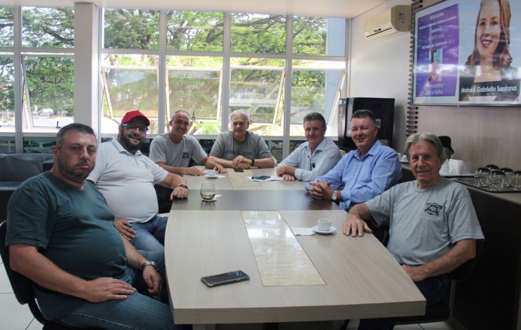 Integrantes do Toledo Automóvel Clube visitam a Câmara Municipal