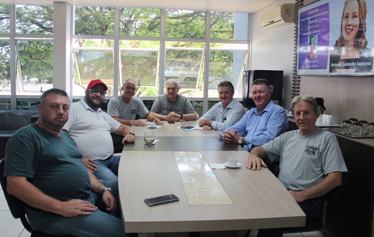 Integrantes do Toledo Automóvel Clube visitam a Câmara Municipal