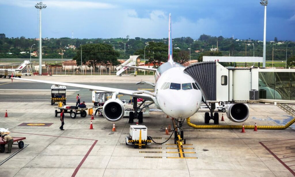 Primeiro avião cargueiro da história da GOL voa a caminho do Brasil