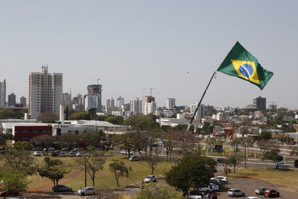 Em Cascavel, bandeira do Brasil gigante é hasteada para celebrar Independência