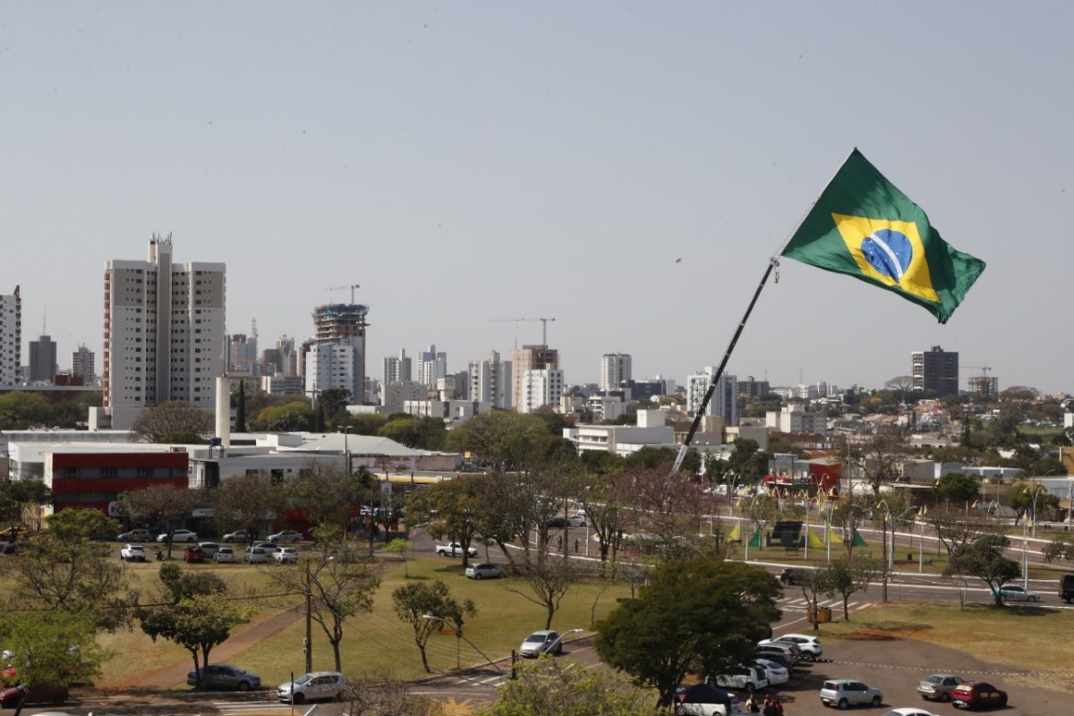 Em Cascavel, bandeira do Brasil gigante é hasteada para celebrar Independência