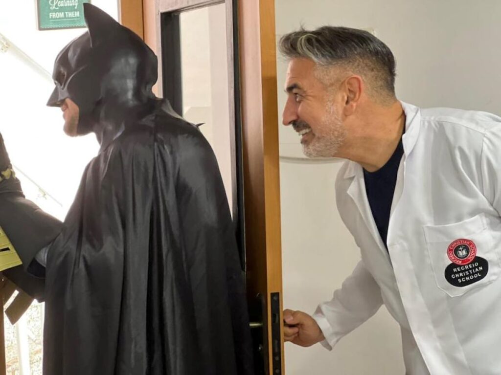 Patch Adams brasileiro busca hospitais para transformá-los em picadeiro de aulas gratuitas de inglês para os pacientes