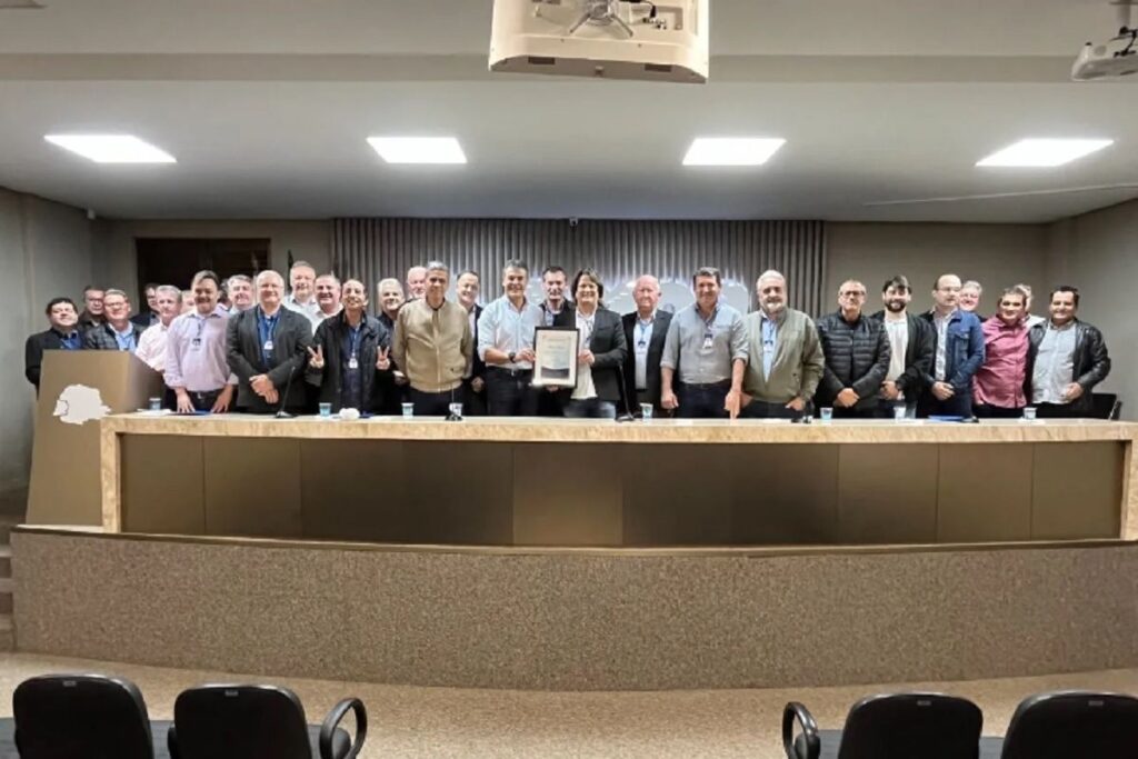 Ex-governador Beto Richa recebe homenagem dos prefeitos do Oeste