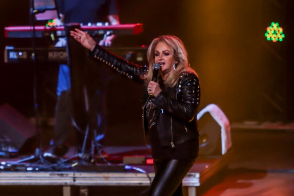 Bonnie Tyler emociona Curitiba com grandes clássicos da carreira