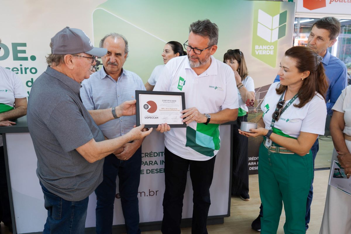 BRDE recebe Troféu de Empresa Amiga do Hospital Uopeccan