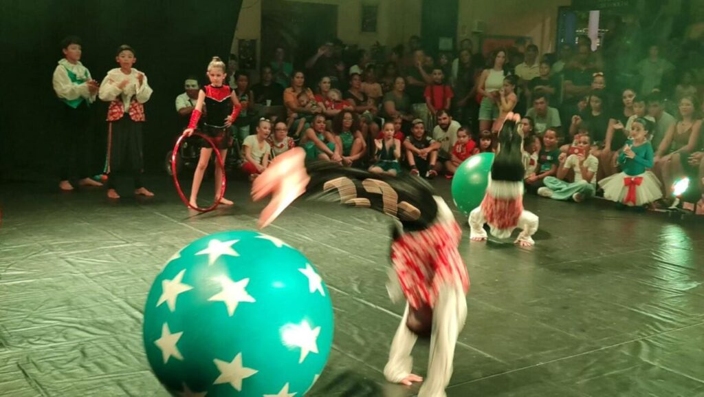 Cabaré Circense lota picadeiro do Circo da Alegria no Dia do Circo