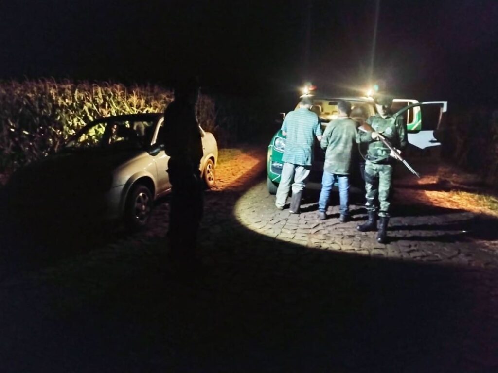 Polícia Ambiental prende dois caçadores que abateram veados no Parque Nacional do Iguaçu