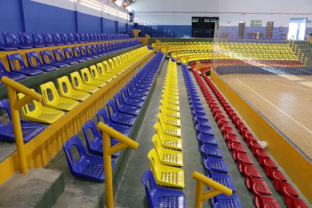 Prefeitura de Assis instala cadeiras na arquibancada do Ginásio Tancredo Neves