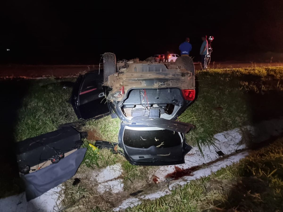 Moradores de Toledo ficam feridos em capotamento na BR-467