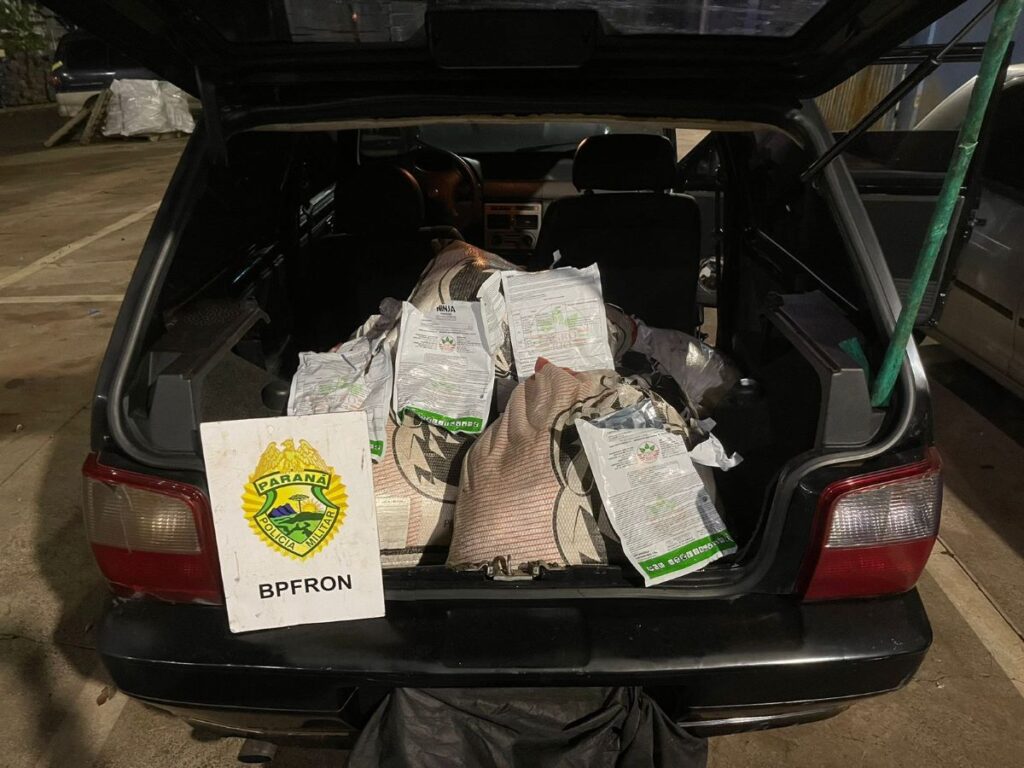 BPFron apreende, em Santa Terezinha de Itaipu, carro carregado com agrotóxicos contrabandeados