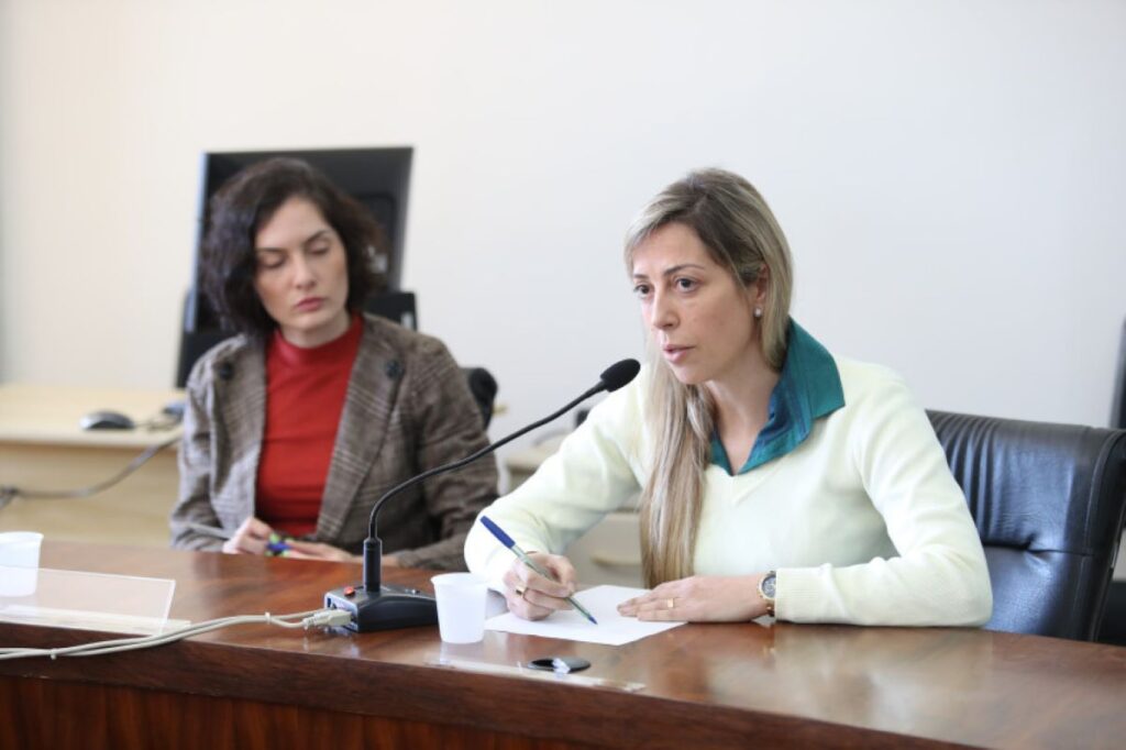 Deputados recebem delegada para esclarecer dúvidas sobre perícia no celular de policial penal do caso Marcelo Arruda