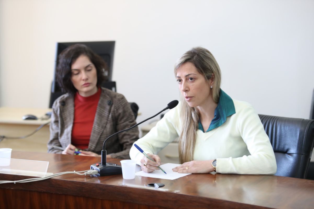 Deputados recebem delegada para esclarecer dúvidas sobre perícia no celular de policial penal do caso Marcelo Arruda
