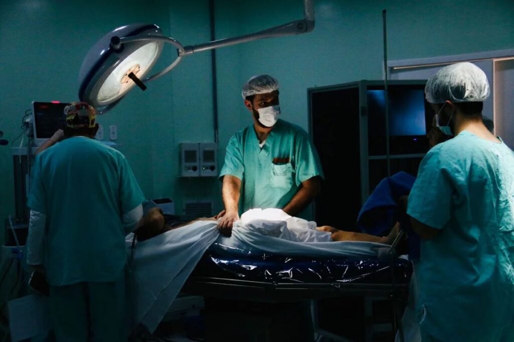 Cirurgia inédita com fibra de laser é realizada no HUOP