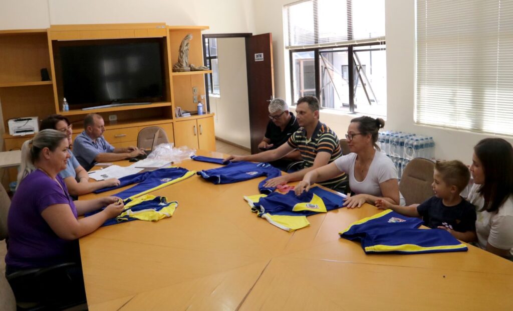 Comissão avalia amostras de uniformes que serão distribuídos aos estudantes de Maripá a partir de 2023